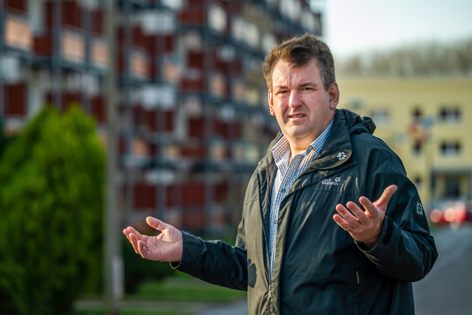 Jan Lötzsch (44) ärgert sich über Probleme mit der Stadt Chemnitz. Die Verwaltung weist die Vorwürfe zurück.