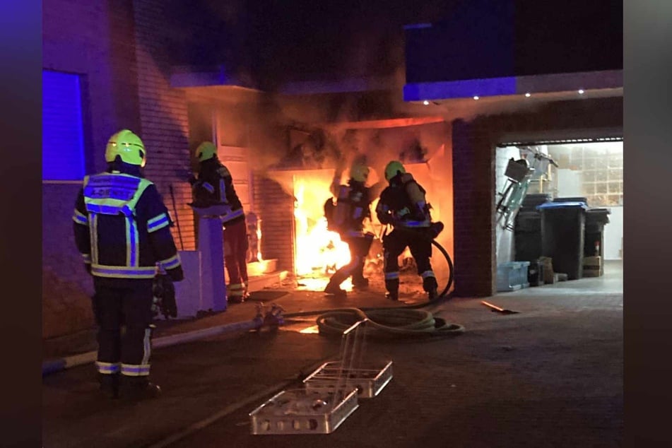 In Bergheim stand eine Garage in Vollbrand. Die Feuerwehr verhinderte Schlimmeres.