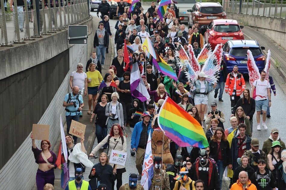 Der CSD ist eine Forderung nach Gleichberechtigung für Menschen, die nicht das andere Geschlecht lieben oder sich nicht mit ihrem bei der Geburt eingetragenen Geschlecht identifizieren.