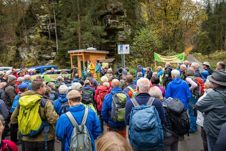 Bis zu 200 Natur- und Wanderfreunde demonstrierten gut zu Fuß für mehr binationale Wanderwege.