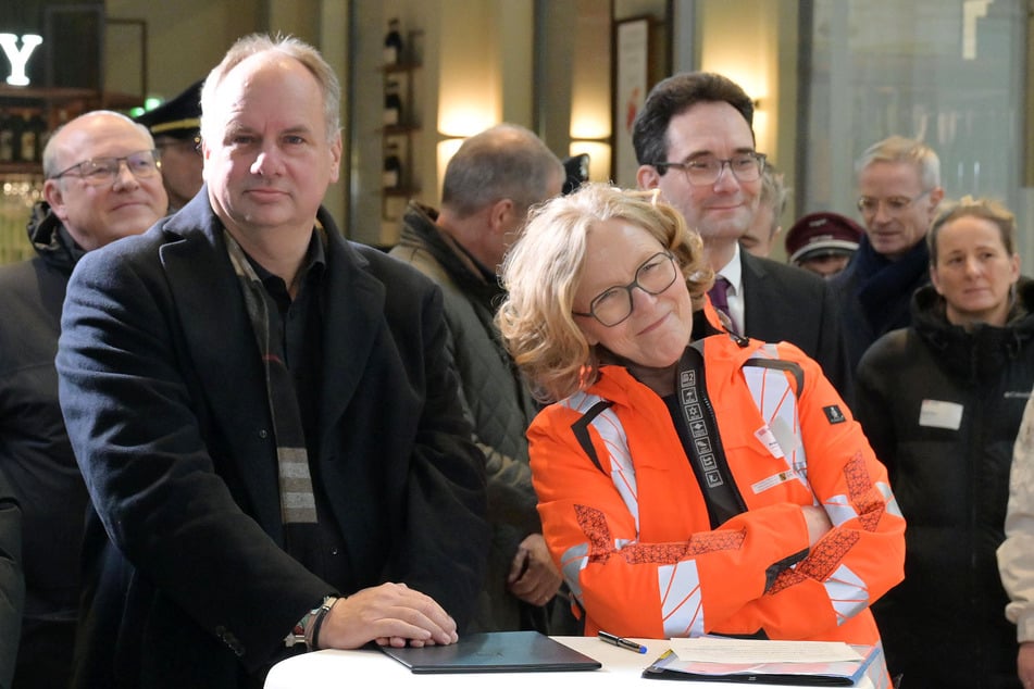 OB Dirk Hilbert (54, FDP) und Staatsministerin Regina Kraushaar (61, CDU) waren bei der Einweihung dabei.