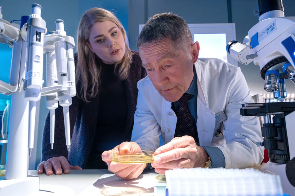 Wegen Vorfällen bei seinen ehemaligen Patienten gerät Dr. Rolf Kaminski (Udo Schenk, 73) in der neuen IaF-Folge plötzlich unter Druck.
