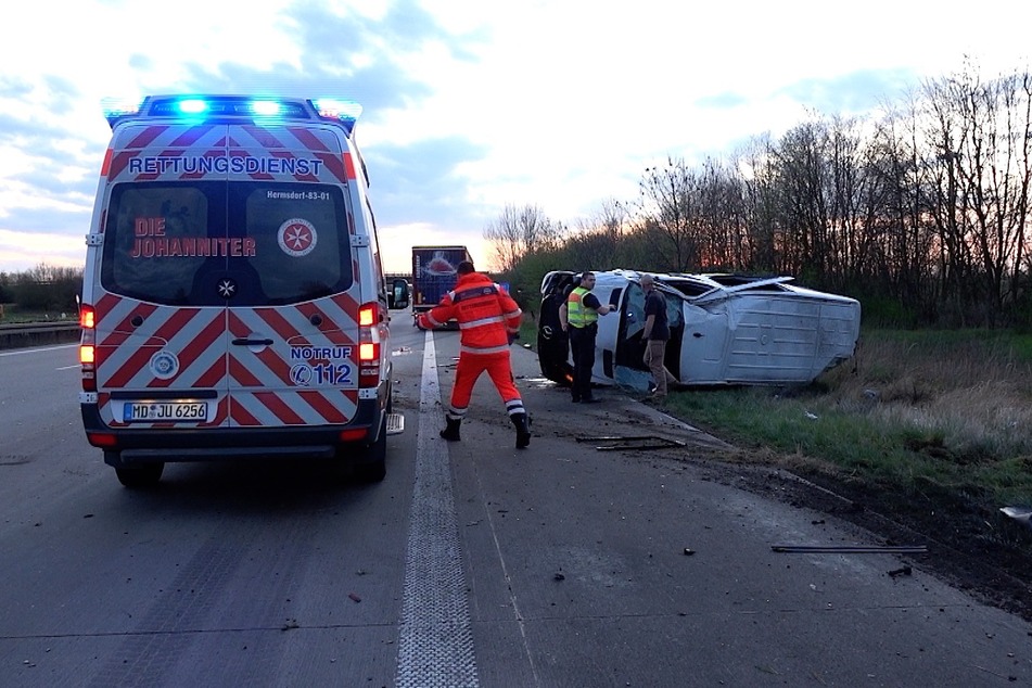 Der Unfallverursacher kam nach rechts von der Fahrbahn ab und überschlug sich mit seinem Kleinbus.