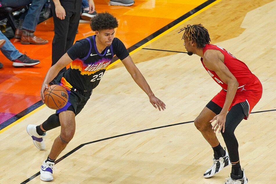 Cam Johnson (l.) took over the reins in the Suns' easy win over the Trail Blazers.