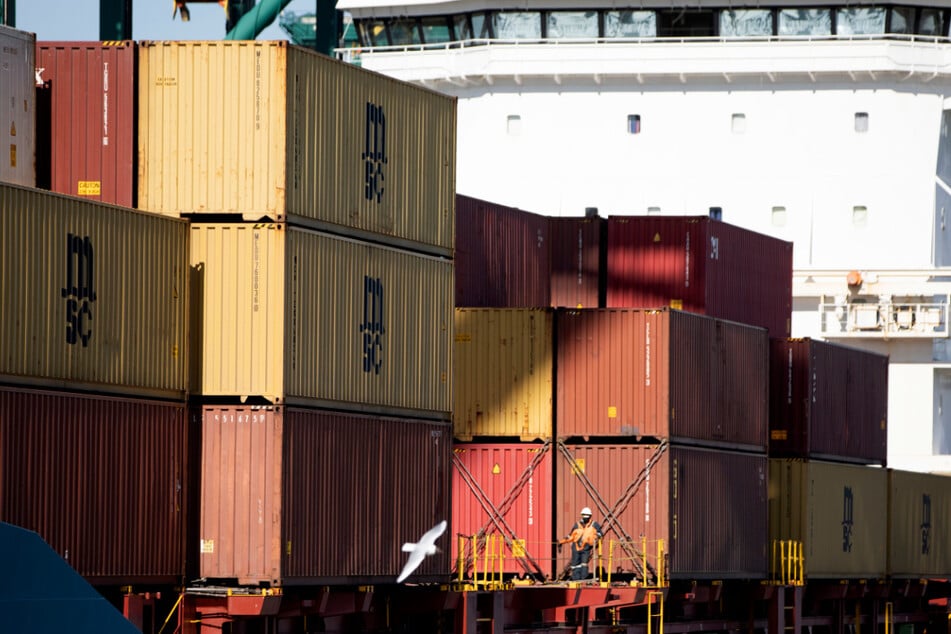 Container stehen auf einem Schiff im Hafen von Antwerpen.