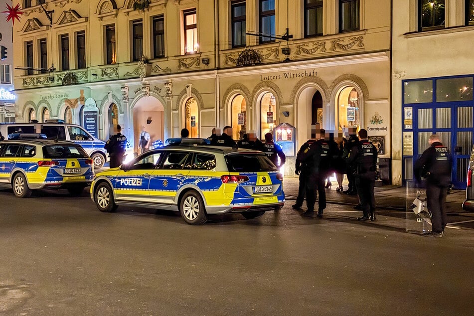 Polizeieinsatz am Freitagabend in Aue-Bad Schlema: Ein junger Mann (18) wurde am Altmarkt von einer Gruppe zusammengeschlagen.