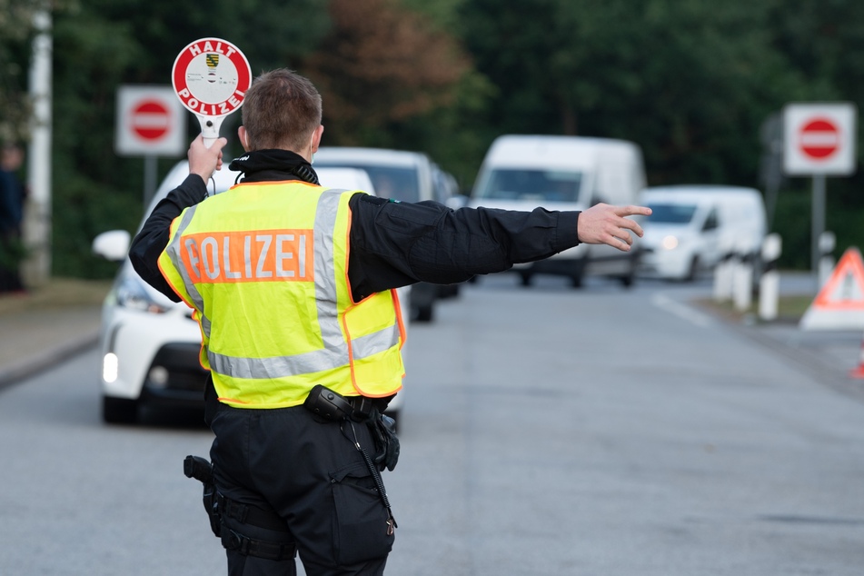 Die Polizei wollte eigentlich nur eine Verkehrskontrolle durchführen (Symbolbild).