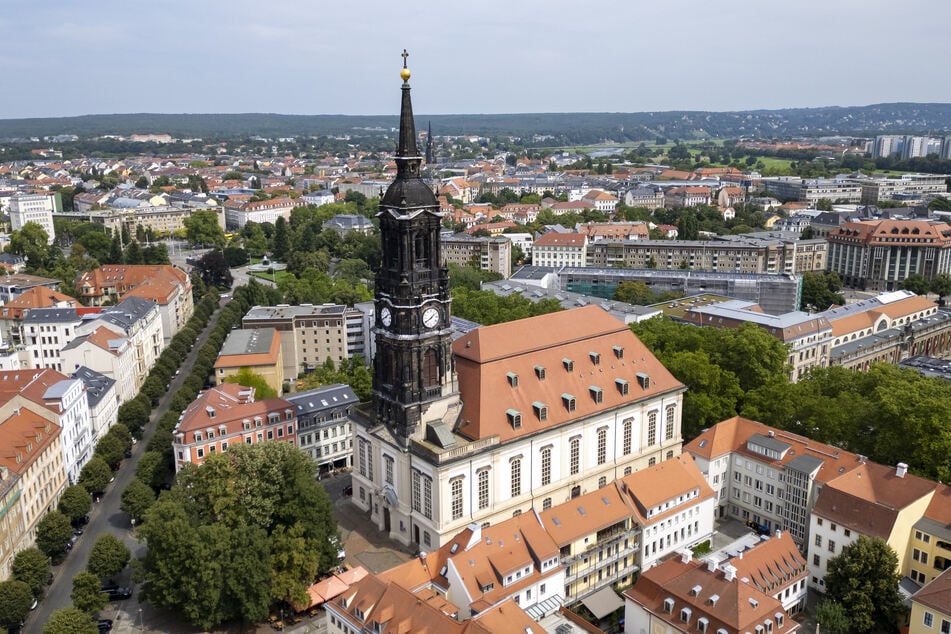 Die Dreikönigskirche gewährt einen Blick über die Neustadt.