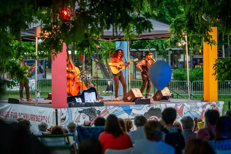 Vor allem die Konzerte am Sonntagabend waren beliebt, wie hier mit der Band "La Terza Classe".