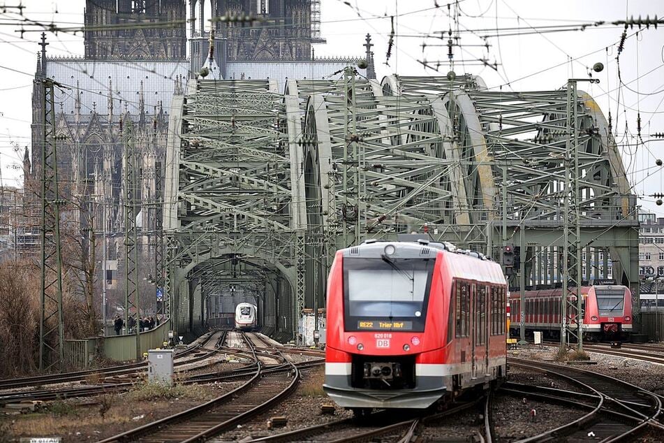 Die Hohenzollernbrücke verbindet den Hauptbahnhof mit der Haltestelle Köln Messe/Deutz. (Symbolbild)