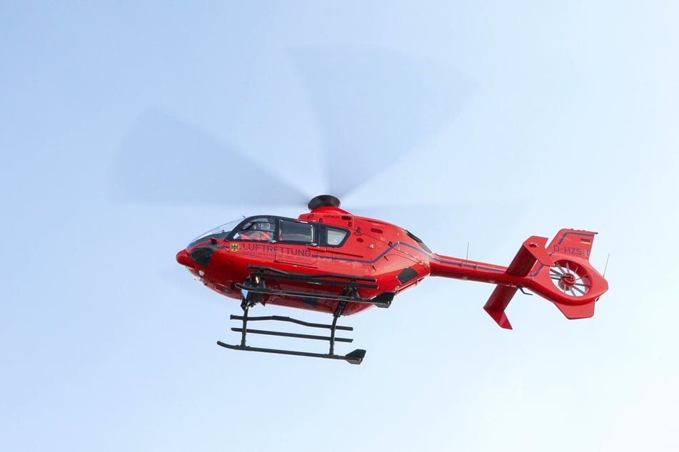 Ein Rettungshubschrauber flog die schwer verletzte 28-Jährige in eine Klinik.