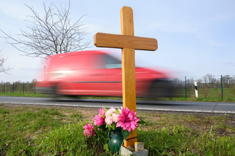 Im Falle von tödlich verunglückten Verkehrsteilnehmern müssen die zwei Beamten zu den Angehörigen fahren und die traurigen Botschaften übermitteln. (Symbolfoto)