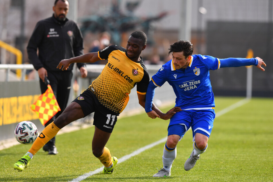 Fußball gespielt wurde natürlich auch. Dynamos Agyemang Diawusie (links) im Duell mit dem Jenaer Lucas Stauffer. Im Hintergrund Aushilfs-Linienrichter David Yelldell.