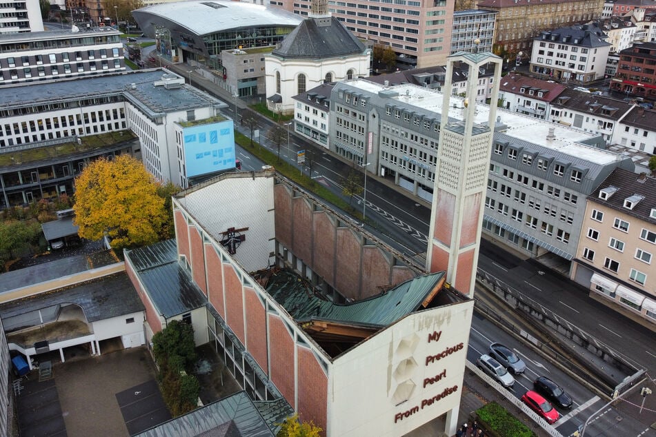 Das Dach der Kirche war der Länge nach eingestürzt.