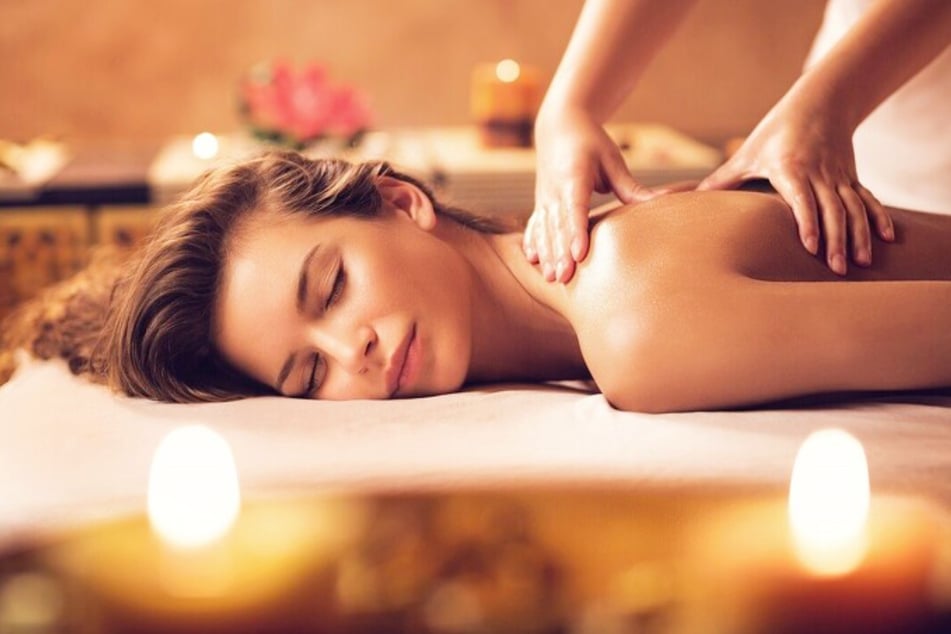 Für 60 Minuten werdet ihr bei der antiken griechischen Massage in eine andere Welt entführt.