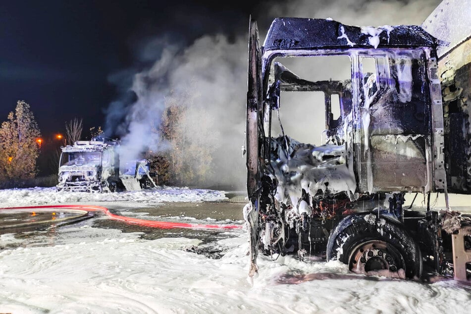 Leipzig: LKA sucht nach Zeugen: Lastwagen brennen direkt neben Leipziger Tankstelle