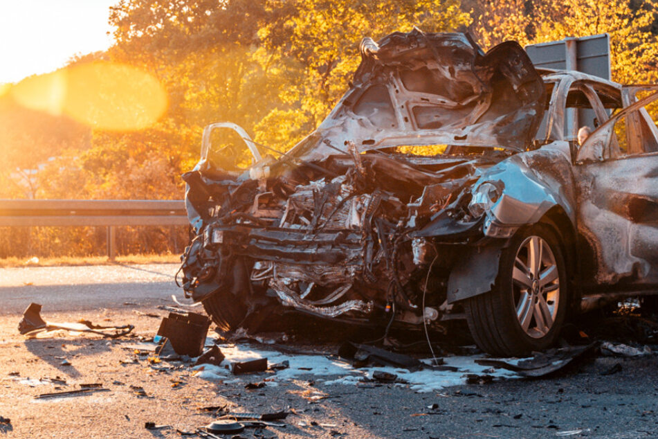 Tödliches Unfall-Drama: Golf und Peugeot krachen ineinander - Beifahrerin (†78) sofort tot!