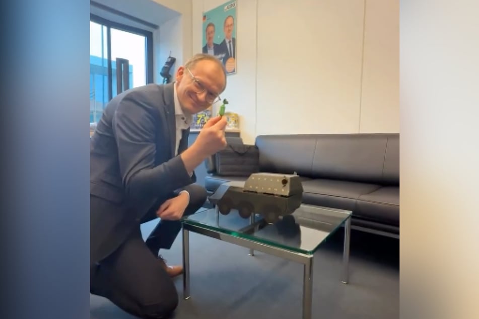 Der CDU-Politiker Henri Schmidt (42) öffnet ein Türchen seines Panzer-Adventskalenders.