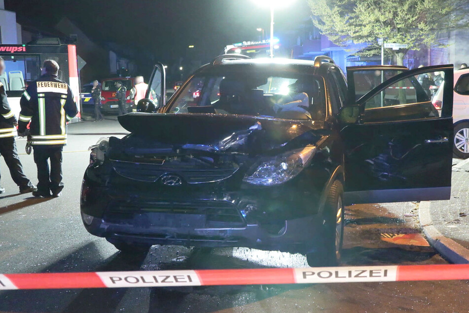 Die Polizei sperrte die Unfallstelle im Stadtteil Rheindorf ab.