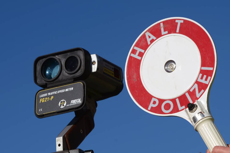 Bei einer Kontrolle auf der Autobahn 10 hat die Brandenburger Polizei am Dienstag einen besonders schnellen BMW geblitzt. (Symbolfoto)