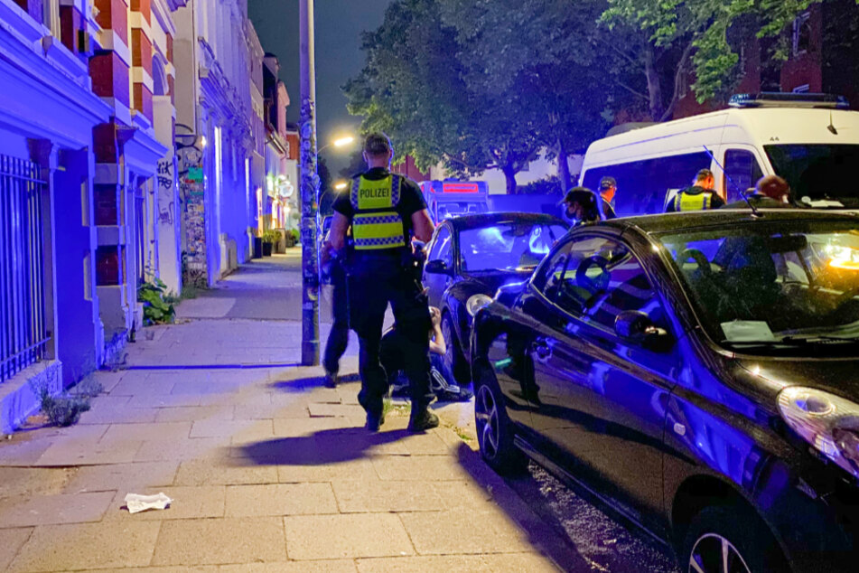 Beamte begutachten das Auto, an dem sich der Mann zu schaffen gemacht haben soll.