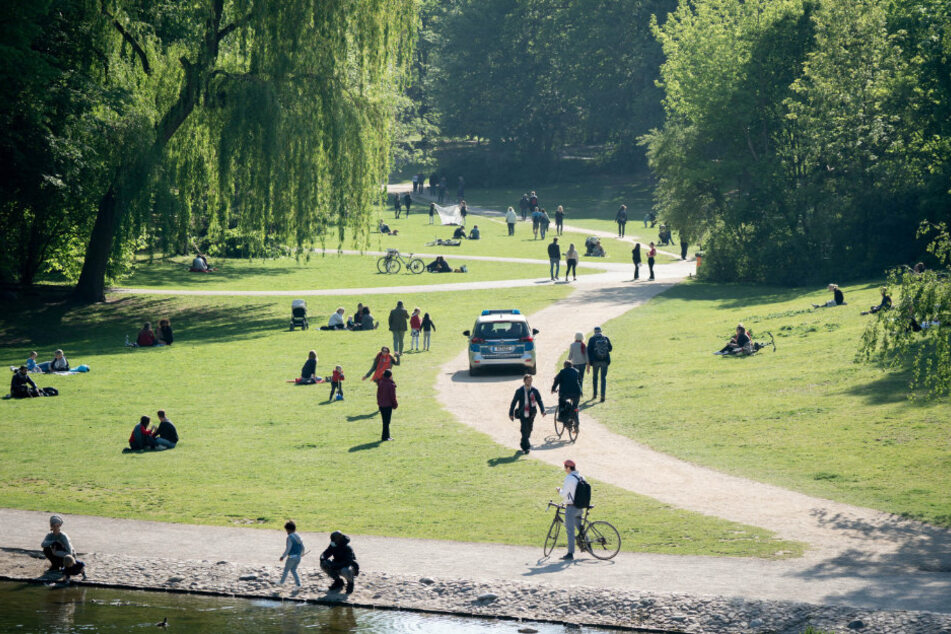 Ein Streifenwagen der Polizei fährt durch den Volkspark Schöneberg.