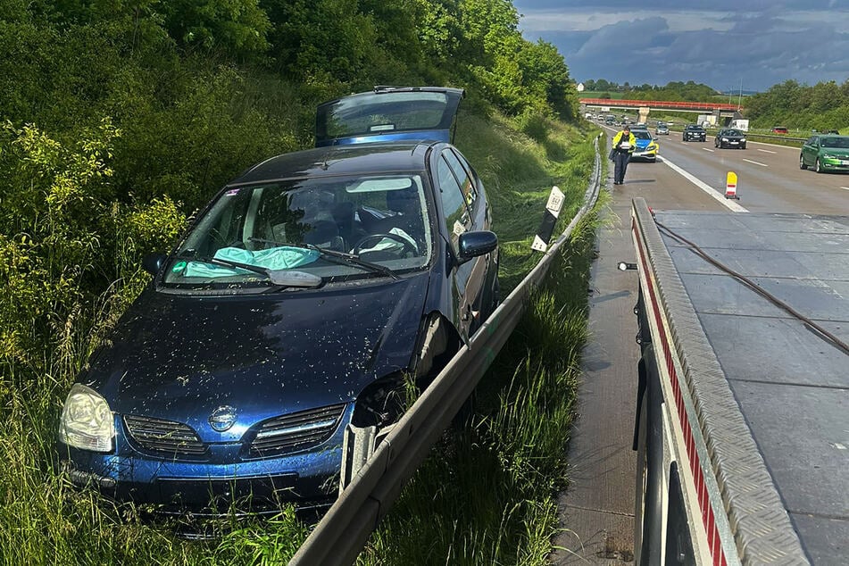 Der Nissan schlitterte 125 Meter durch den Graben hinter der Schutzplanke.