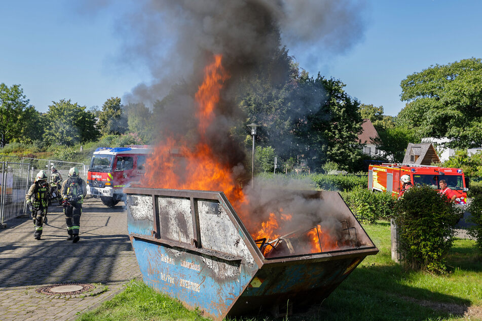 Die Flammen schlugen hoch aus dem Container, der direkt neben einer Schwimmhalle in Hohenstein-Ernstthal stand.