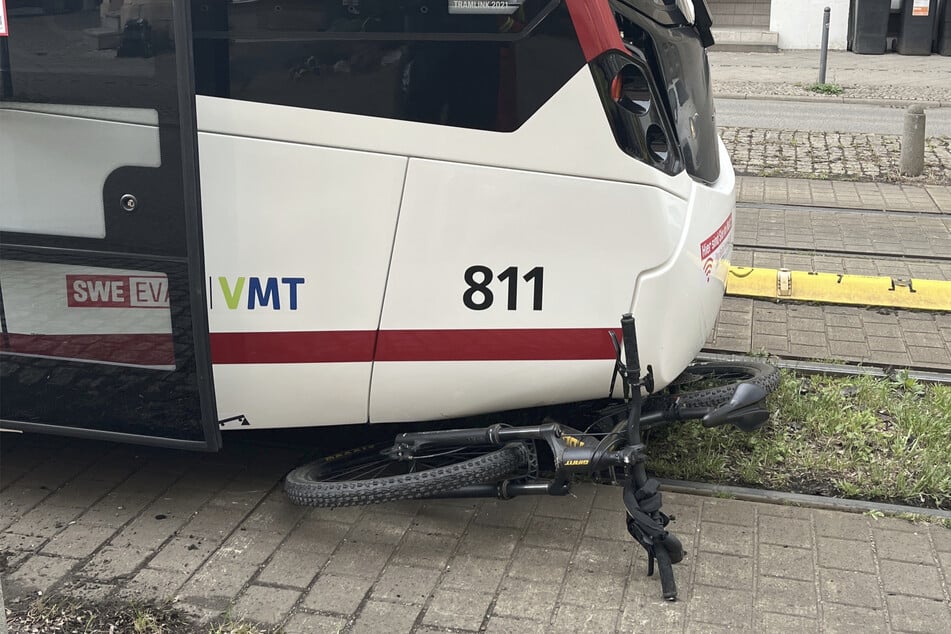 Ein 9-Jähriger hatte am Morgen bei der Kollision mit einer Straßenbahn in Erfurt großes Glück.