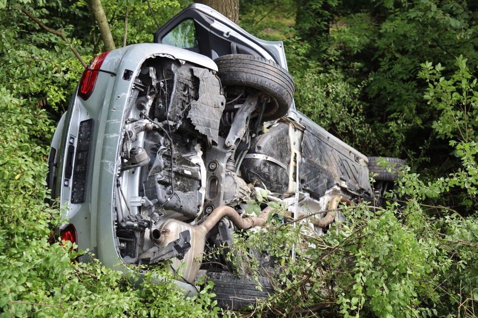 Eines der Fahrzeuge überschlug sich sogar und blieb neben der Autobahn liegen.