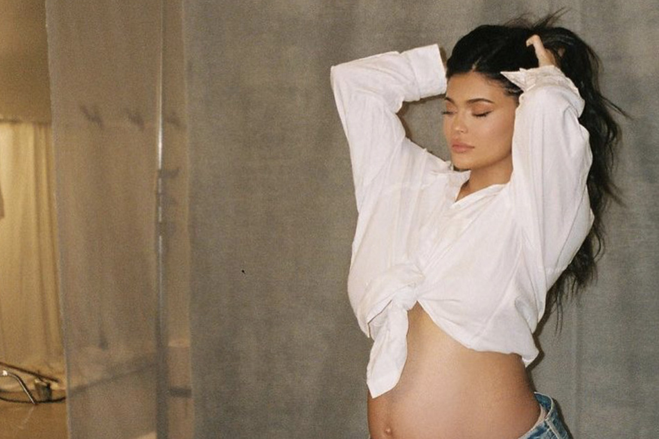 Kylie Jenner shows off her large baby bump as she awaits the arrival of her second child.