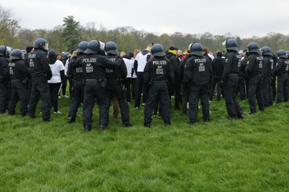 Leipzig: Rund 320 Einsatzkräfte der Polizei in Leipzig unterwegs: Was ist da los?
