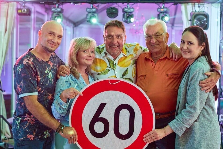 Thomas Böttcher (M.) feierte mit seiner Frau Nancy (2.v.l.), seinem Papa und seinen Kindern Adrien (l.) und Jenny (r.).