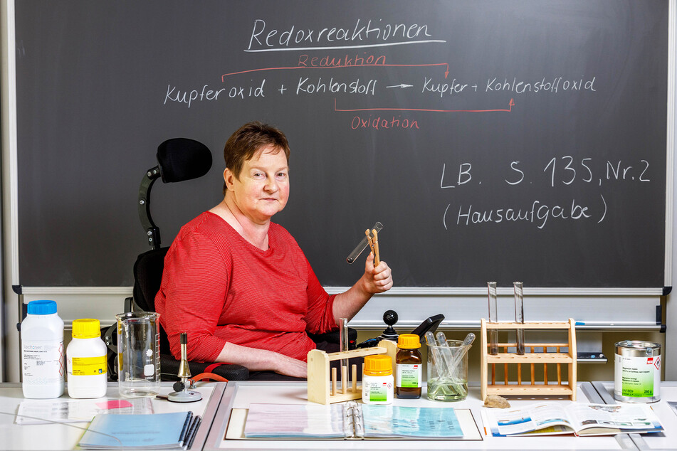 Endlich wieder an der Tafel! Kornelia Klose (53) unterrichtet trotz Querschnittslähmung und Rollstuhl wieder Chemie.