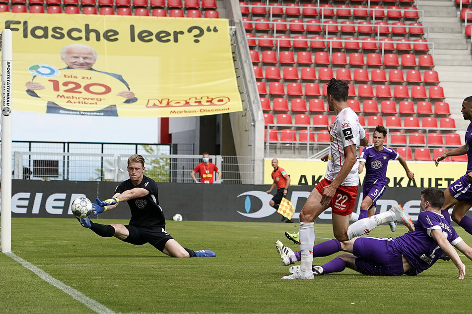 FCE-Keeper Robert Jendrusch (l.) verhindert mit dieser Parade ein weiteres Gegentor.