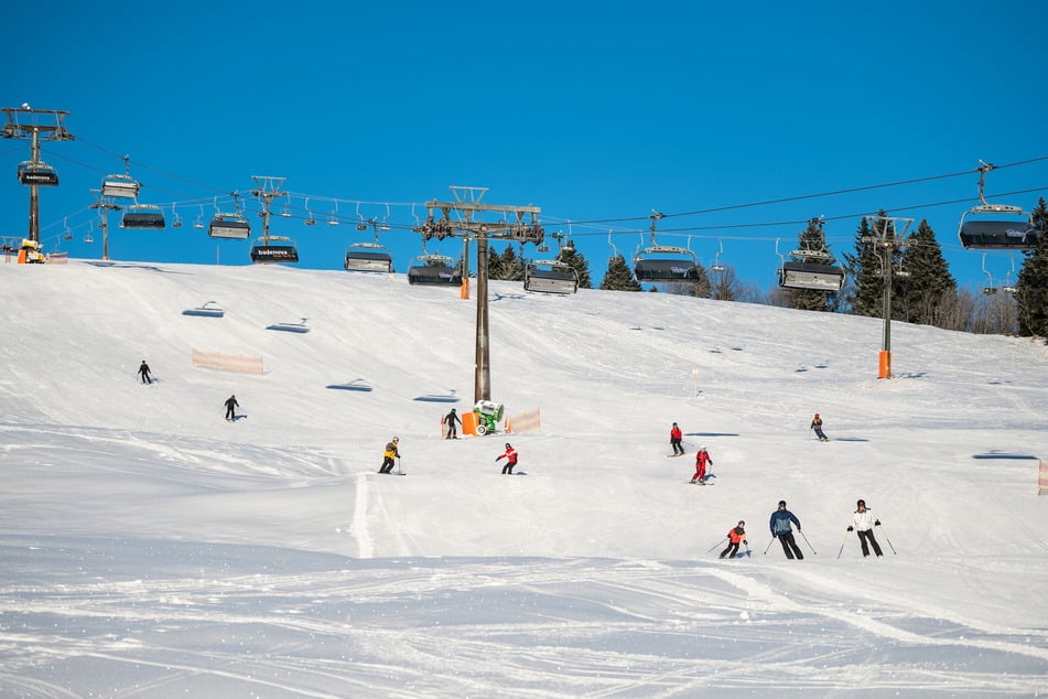 Am Feldberg im Schwarzwald sind einige Lifte in Betrieb. (Archivbild)