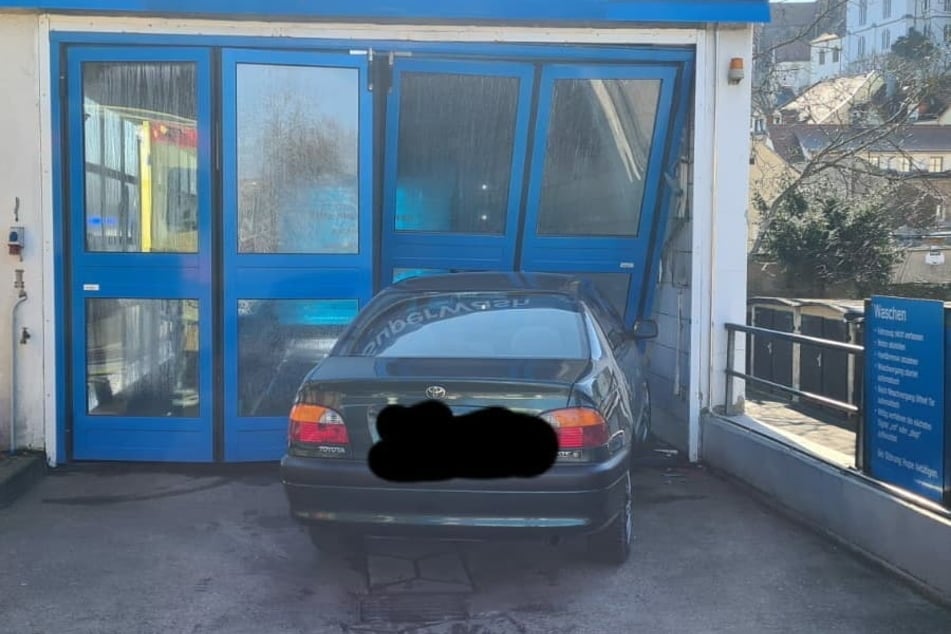 An Tor und Auto entstand Schaden von circa 5000 Euro.