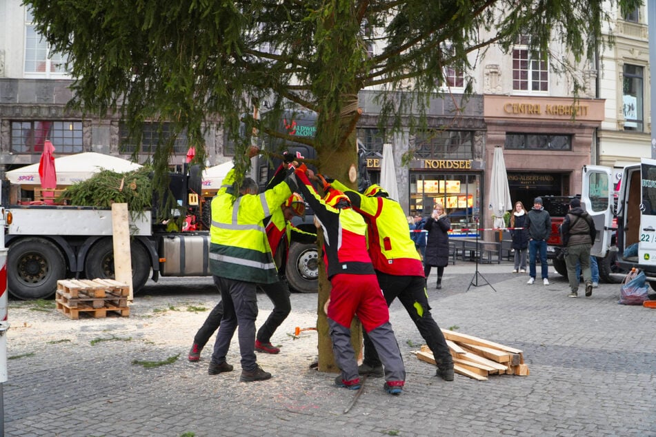 Schaulustige verfolgten das Unterfangen gebannt.