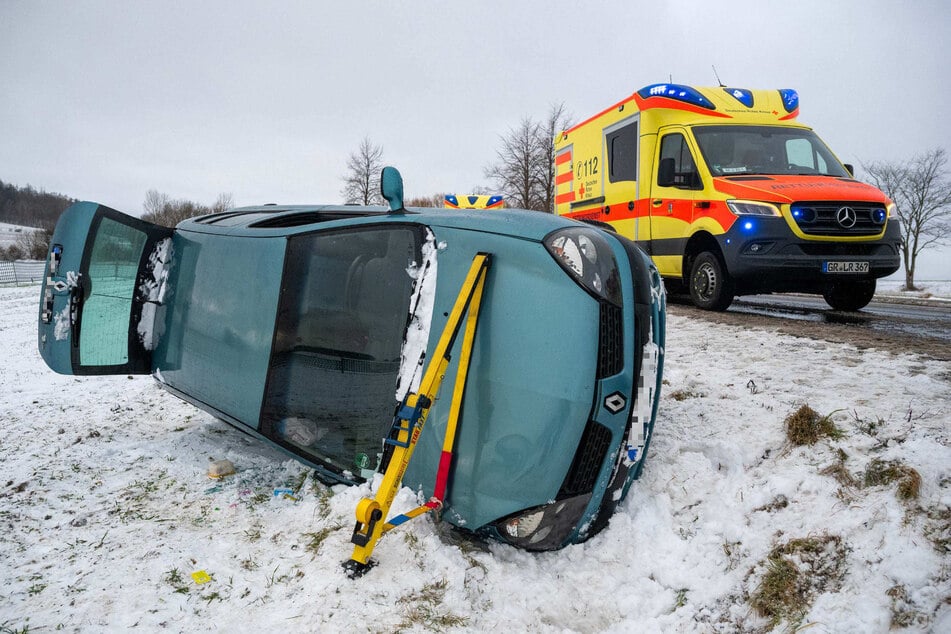 Der Clio-Fahrer (24) unterschätzte offenbar die Straßenverhältnisse. Er war nach ersten Erkenntnissen zu schnell unterwegs.