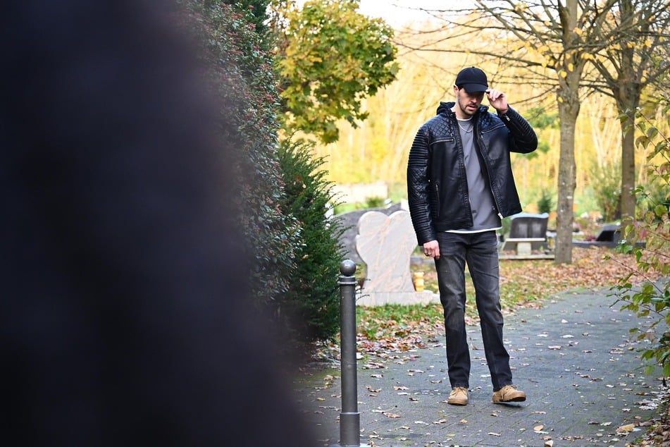 Scheinbar taucht Jan nach seiner eigenen Beerdigung auf dem Friedhof auf.