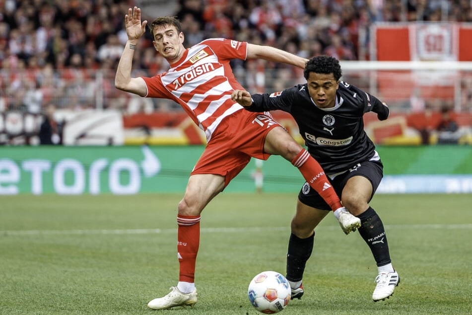 Das Spiel war über lange Zeit von vielen Zweikämpfen geprägt. Hier duellerieren sich Unions Jannik Haberer und St. Paulis Joel Chima Fujita.