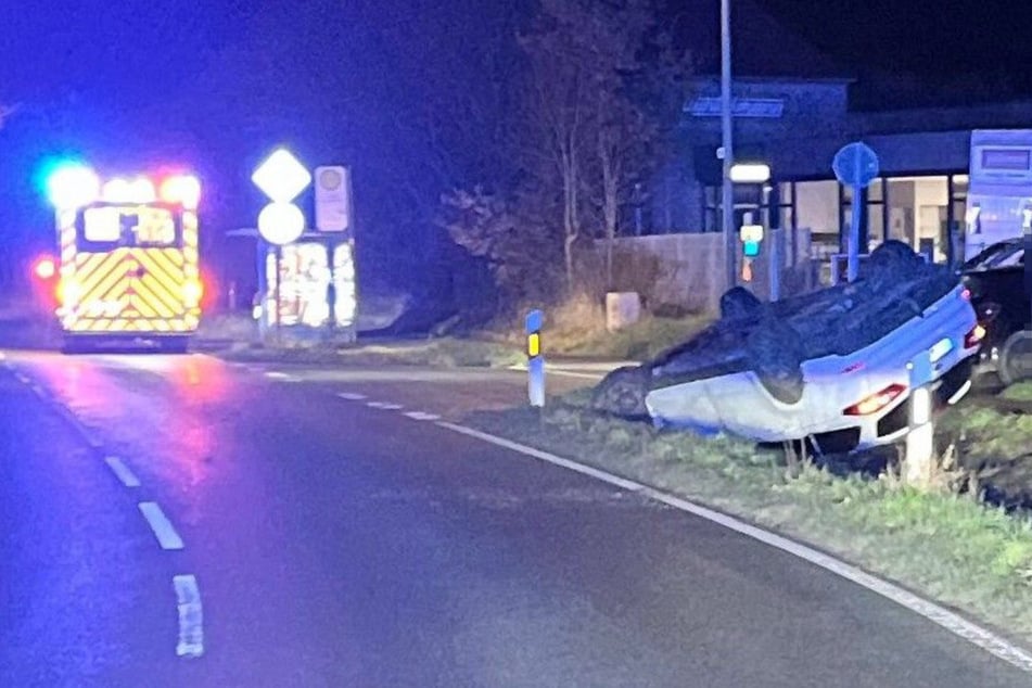Wahnwitziger Raser überschlägt sich samt vier Beifahrern an Bord