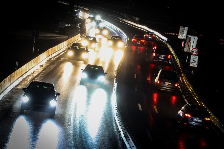 In der Oberpfalz kollidieren auf der rutschigen Autobahn 93 mehrere Fahrzeuge. Mindestens drei Menschen sterben. (Symbolbild)