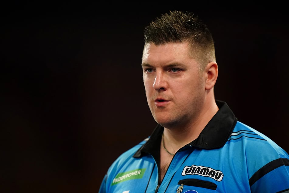 Daryl "Superchin" Gurney (39) war sichtlich genervt vom Jubel seines Gegners und ließ sich zu einer spöttischen Geste hinreißen.