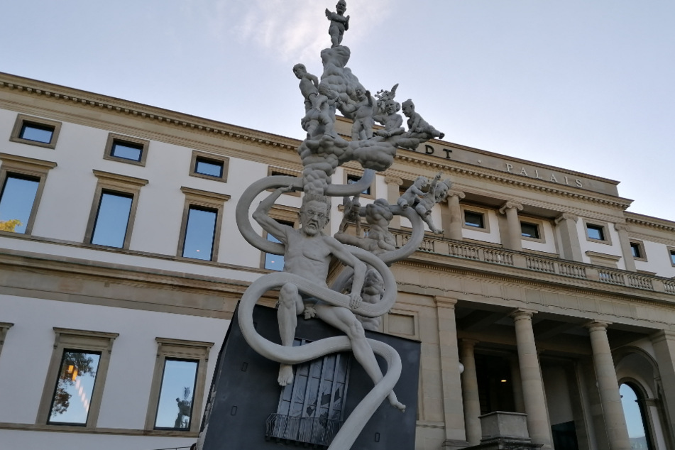 Stuttgart Groteskes S21 Denkmal Mp Kretschmann Unten Ohne Tag24