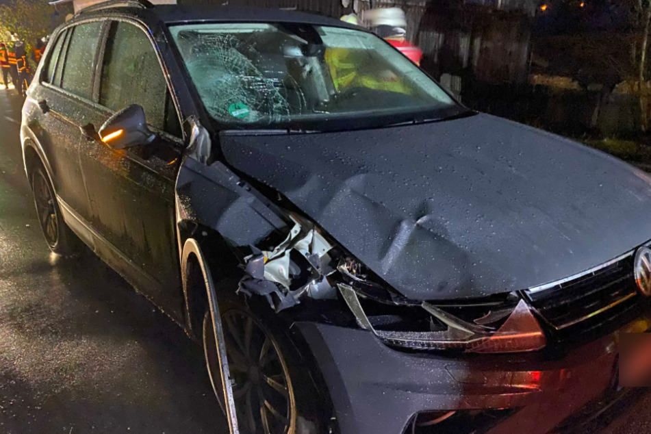 Der beschädigte SUV steht an der Unfallstelle.