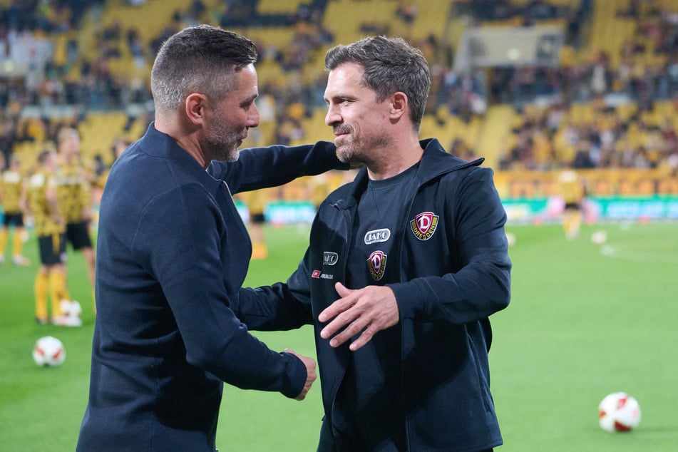 Die beiden Trainer Thomas Stamm (r.) und Stefan leitl begrüßen sich vor dem Anpfiff.