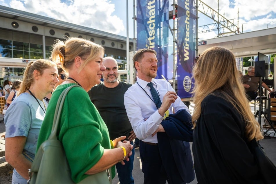 Auch Ministerpräsident Michael Kretschmer (51, CDU) schaute zusammen mit Kulturbürgermeisterin Dagmar Ruscheinsky (67, parteilos) Susann Schaper (47, Linke) und Vertretern vom Kreativen Sachsen beim Festival vorbei.