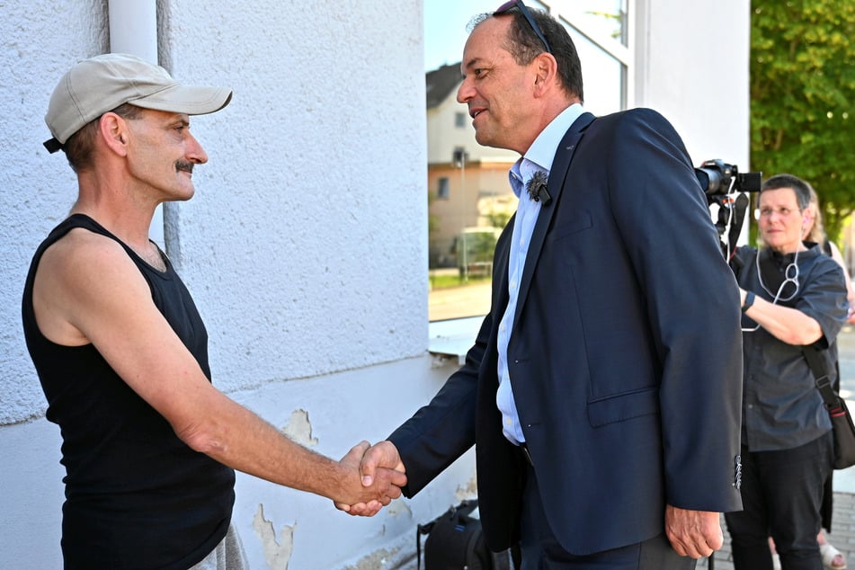 Bürger Mike Apt (54, l.) hat einen Müllsünder überfuhrt und bekommt von OB Gerd Härtig (56, Freie Wähler) ein Belohnungsgeld.