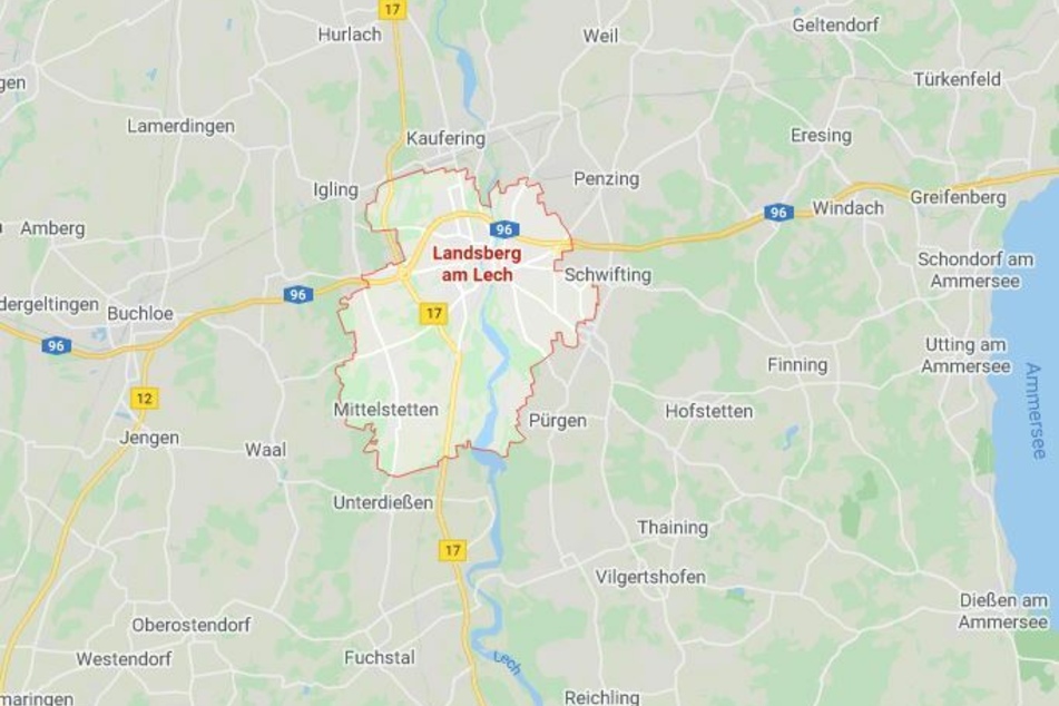 Laut des Landratsamtes Landsberg am Lech handelt es sich um einen 71 Jahre alten Mann mit Vorerkrankungen.
